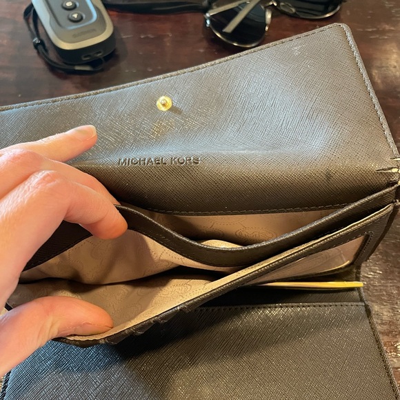 Michale Kors Jet Set Logo Tri Fold checkbook wallet - Picture 9 of 10